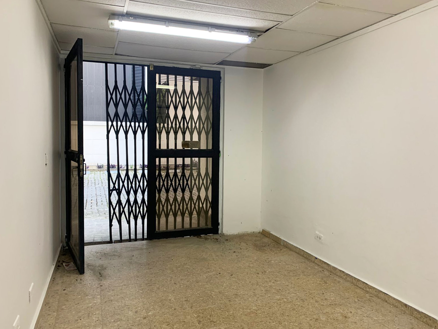 Local en arriendo en Patio Bonito, Medellín, 31 m² · foto 2 de 7