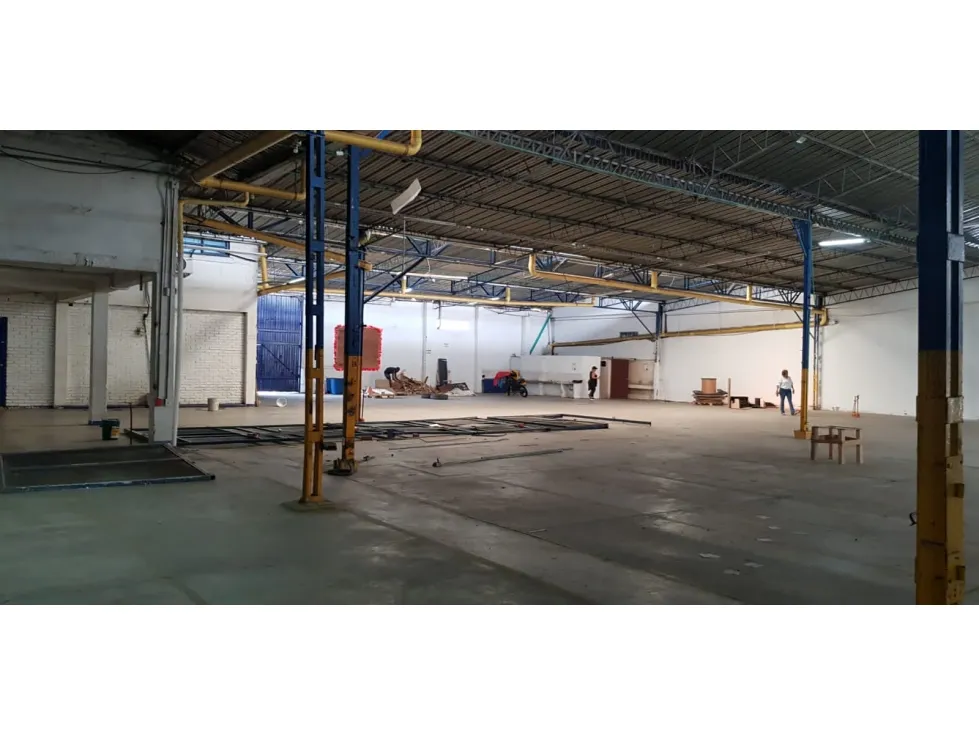 Bodega en arriendo en San Nicolas, Cali, 2000 m² · foto 2 de 5
