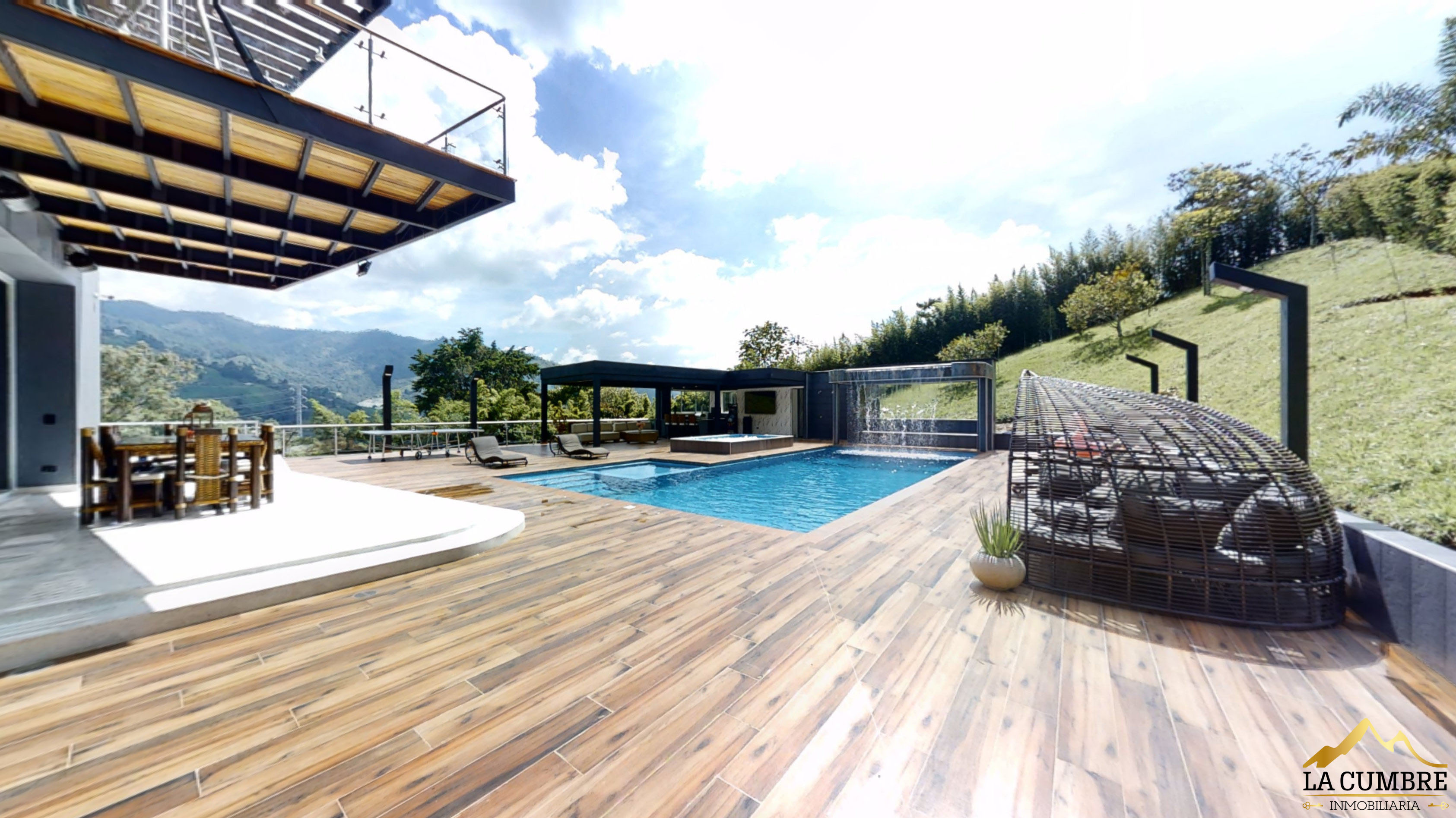 Casa de 6 alcobas en venta en Loma Del Escobero, Envigado, 434 m² · foto 3 de 15