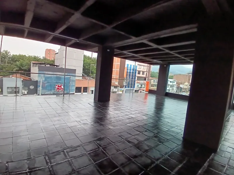 Local en arriendo en Laureles, Medellín, 550 m² · foto 2 de 11