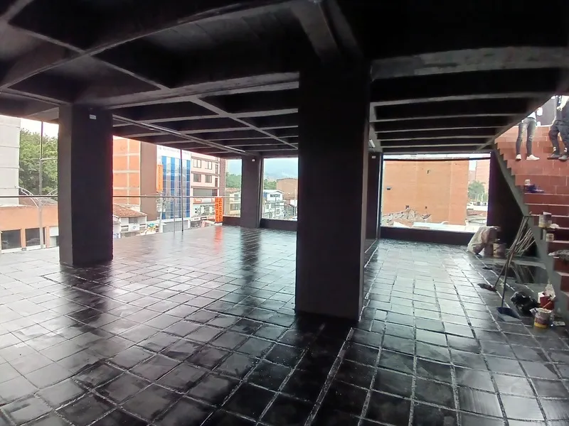 Local en arriendo en Laureles, Medellín, 550 m² · foto 3 de 11