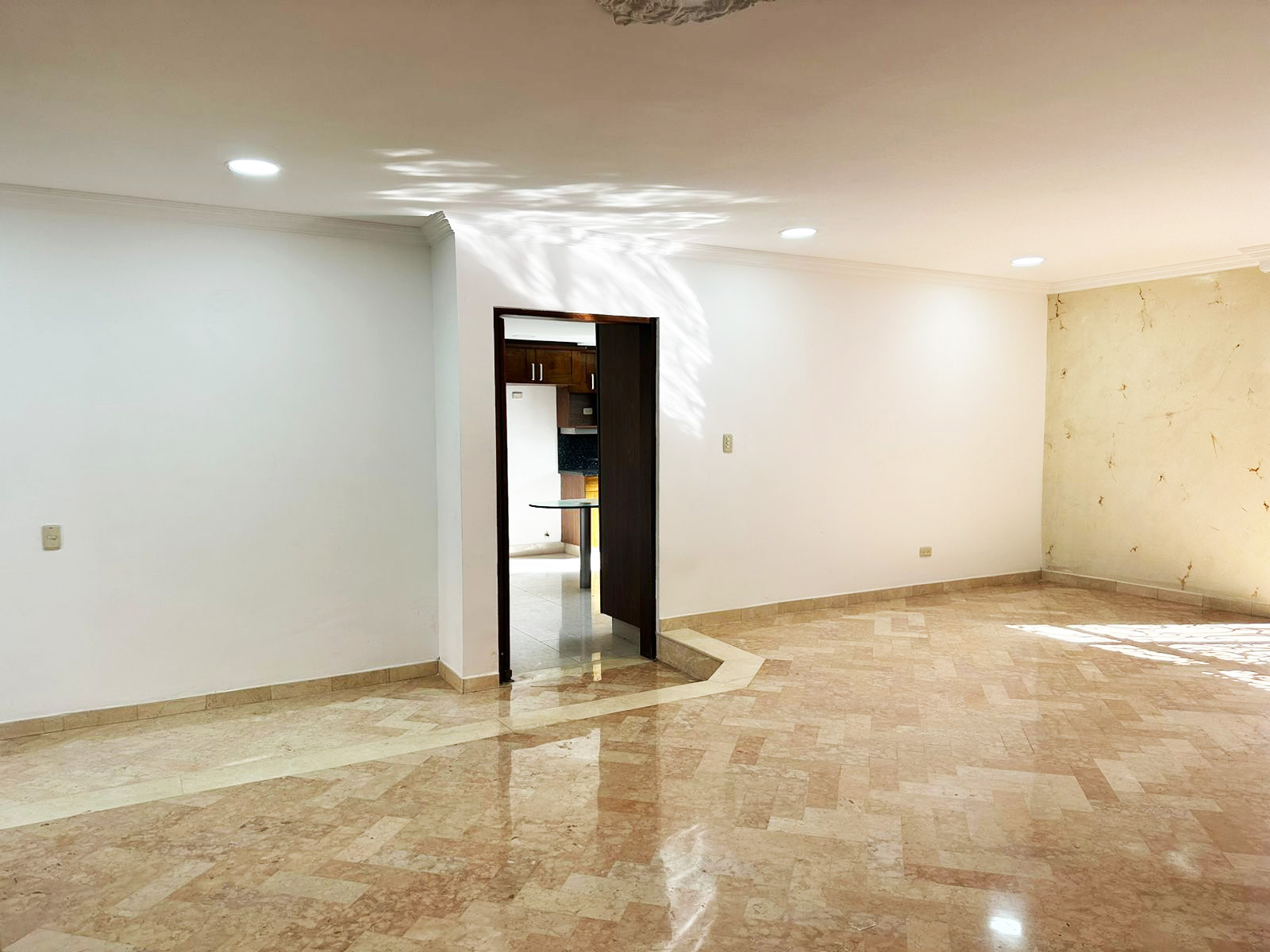 Casa de 4 alcobas en venta en Altos Del Poblado, Medellín, 330 m² · foto 2 de 15