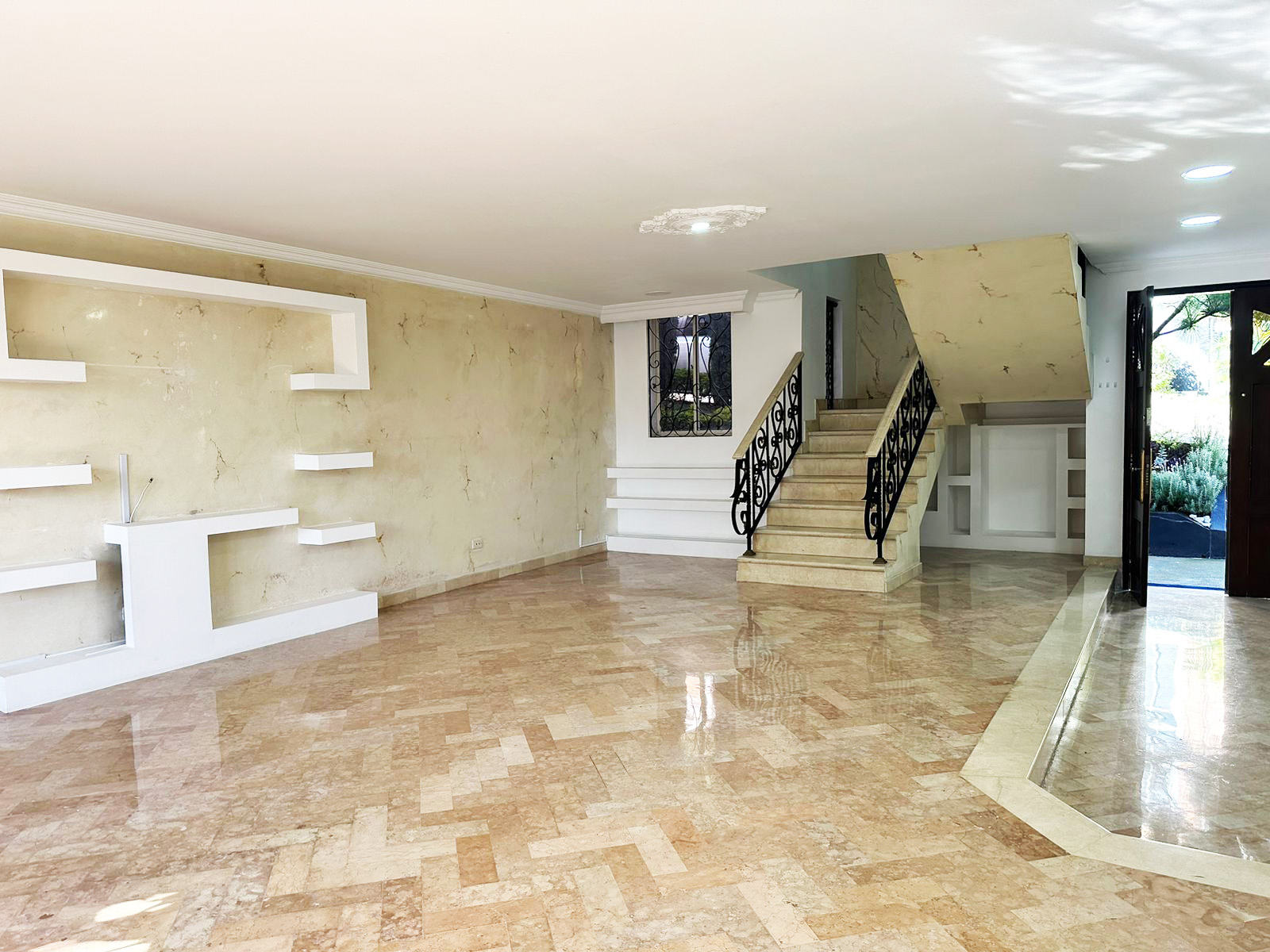 Casa de 4 alcobas en venta en Altos Del Poblado, Medellín, 330 m² · foto 4 de 15