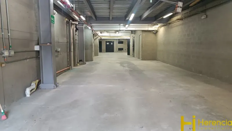 Bodega en arriendo en Conquistadores, Medellín, 1975 m² · foto 8 de 24