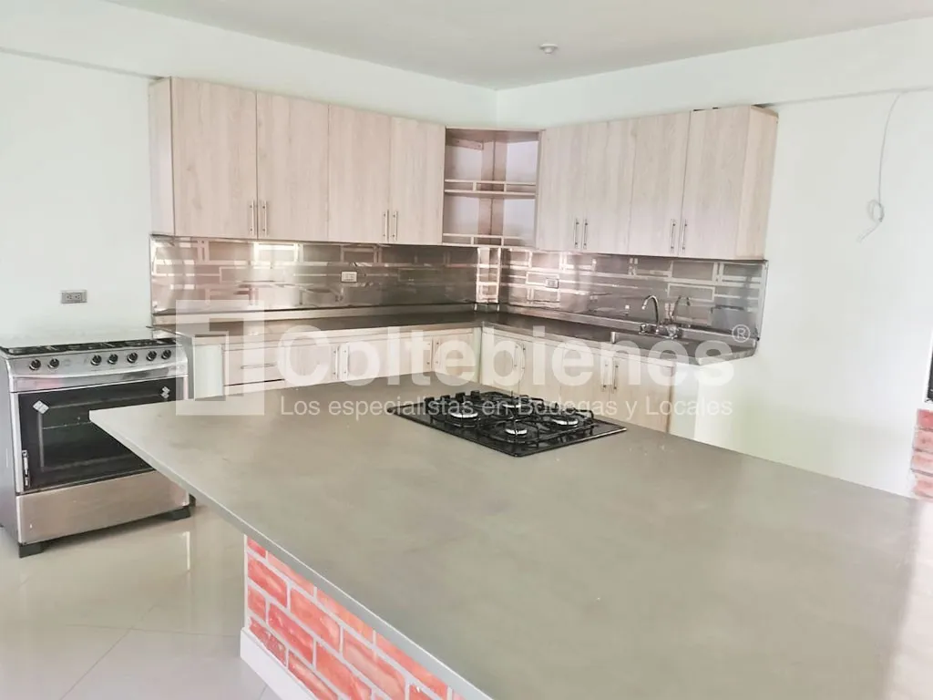 Casa de 4 alcobas en venta en Santa Elenea Sector Central, Guarne, 731 m² · foto 2 de 24