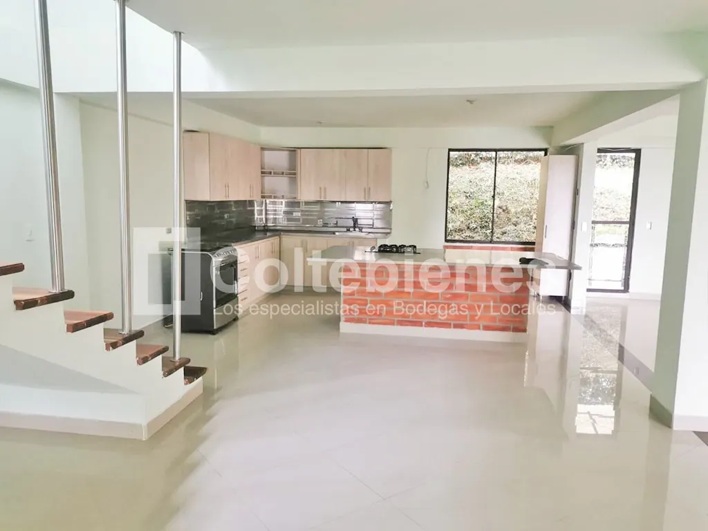 Casa de 4 alcobas en venta en Santa Elenea Sector Central, Guarne, 731 m² · foto 3 de 24