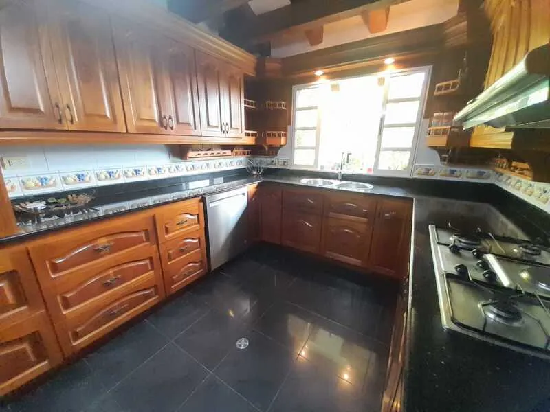 Casa de 4 alcobas en venta en El Poblado, Medellín, 500 m² · foto 3 de 11