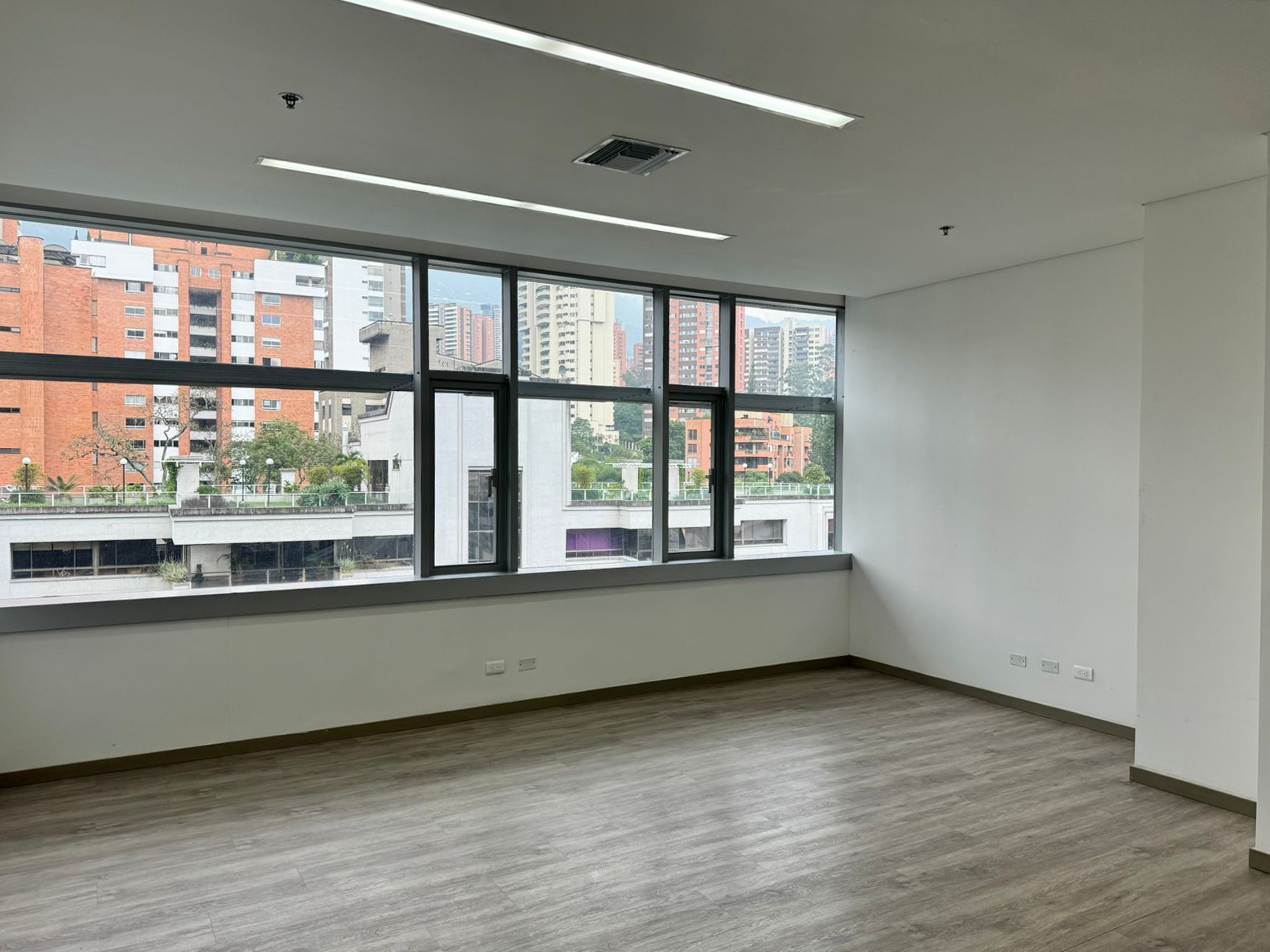 Oficina en arriendo en Milla De Oro, Medellín, 49 m² · foto 2 de 8