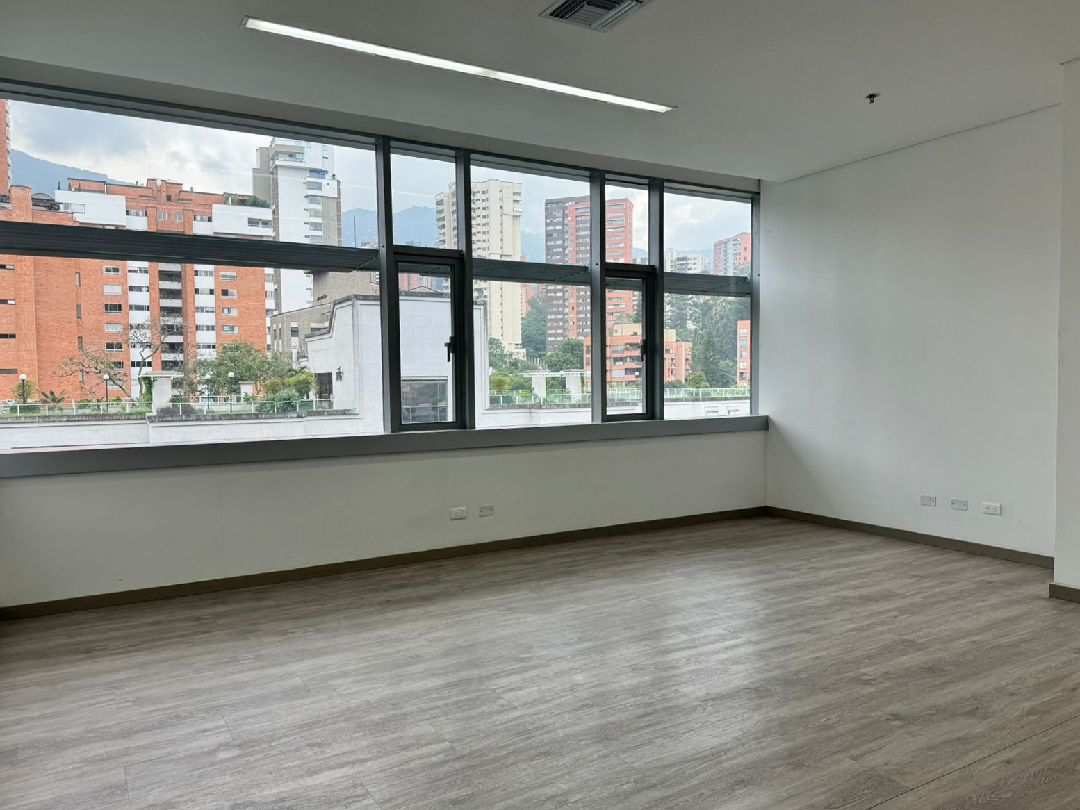 Oficina en arriendo en Milla De Oro, Medellín, 49 m² · foto 3 de 8