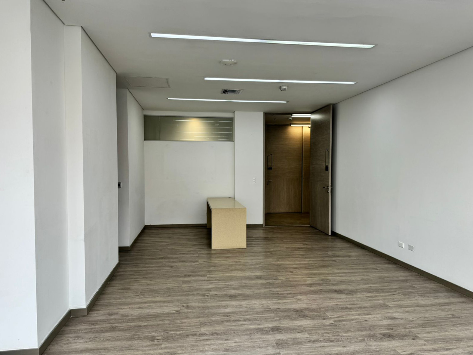 Oficina en arriendo en Milla De Oro, Medellín, 49 m² · foto 5 de 8