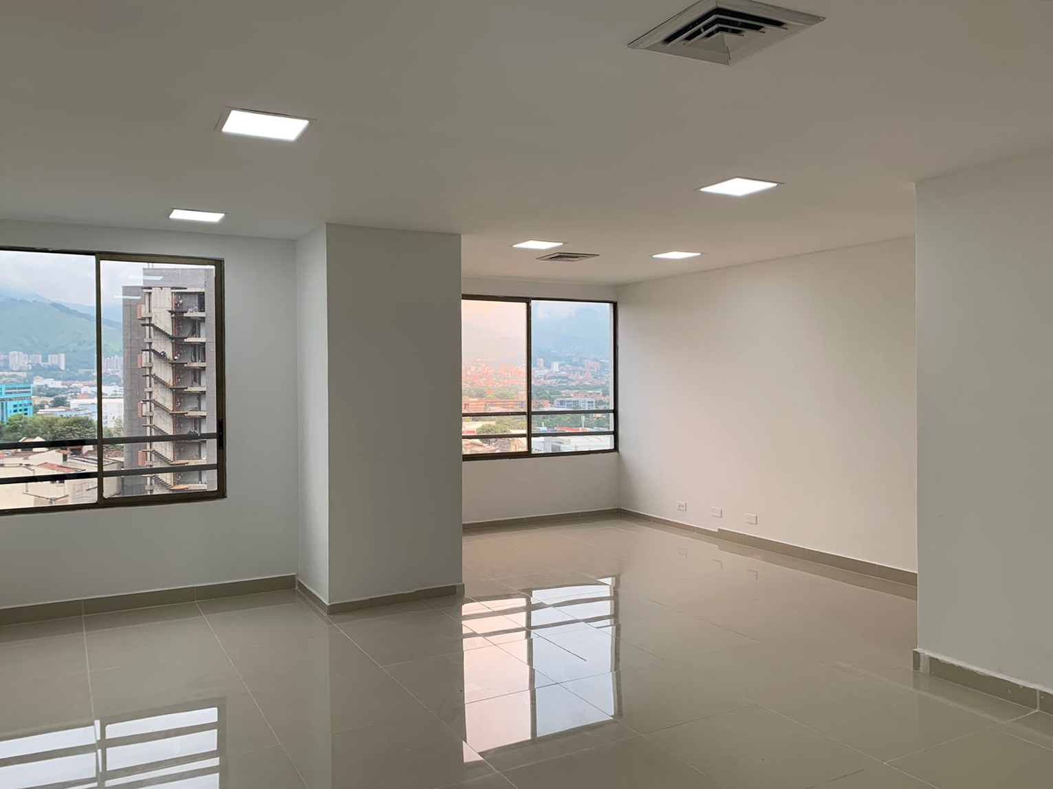 Oficina en arriendo en Manila, Medellín, 75 m² · foto 2 de 9