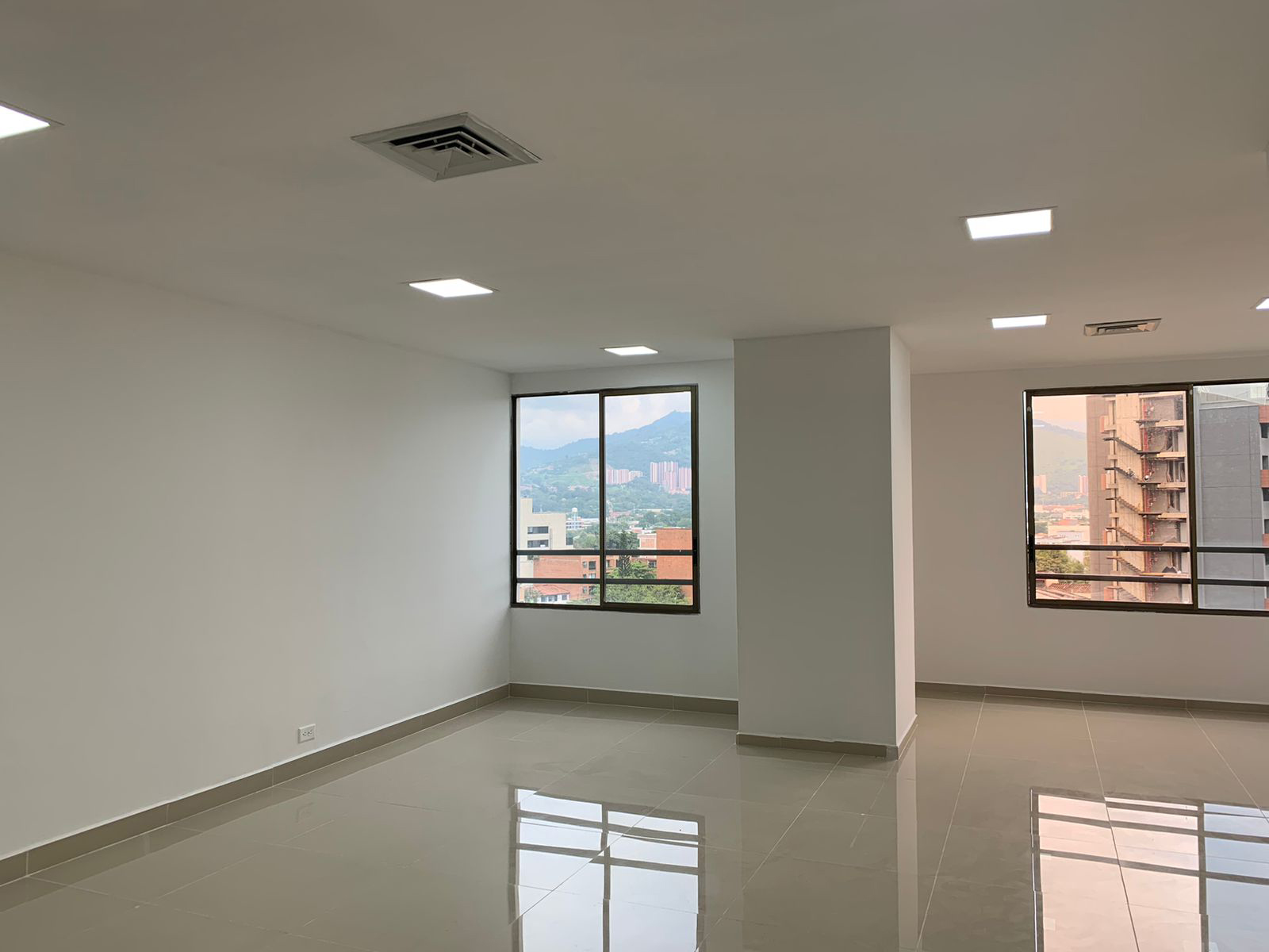 Oficina en arriendo en Manila, Medellín, 75 m² · foto 3 de 9