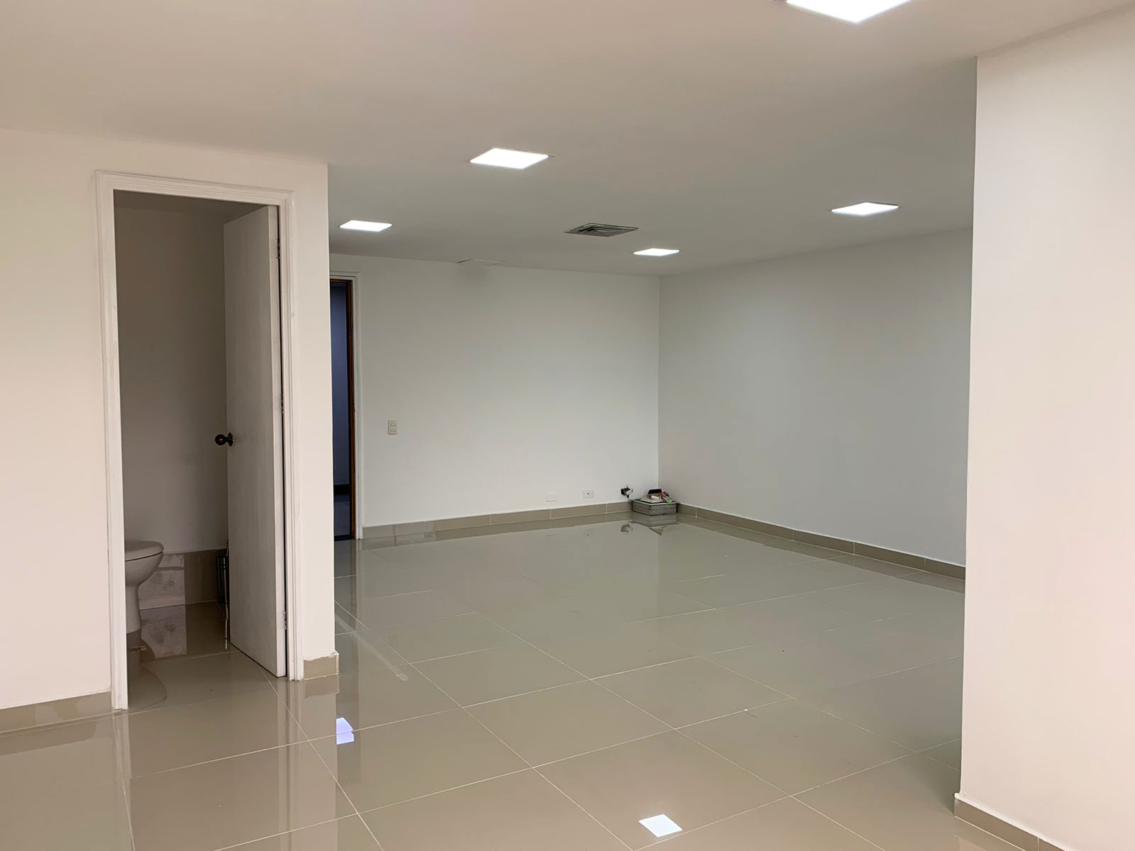 Oficina en arriendo en Manila, Medellín, 75 m² · foto 4 de 9