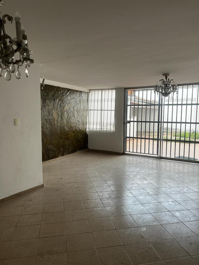 Casa de 4 alcobas en venta en San Vicente, Cali, 240 m² · foto 2 de 24