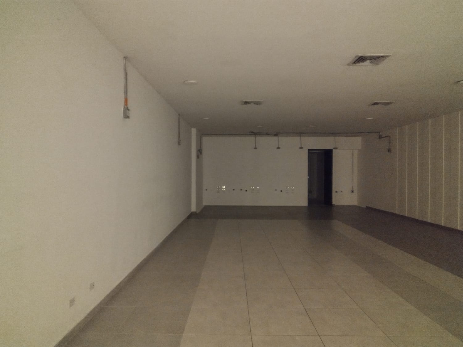 Local en arriendo en La Aguacatala, Medellín, 145 m² · foto 2 de 6