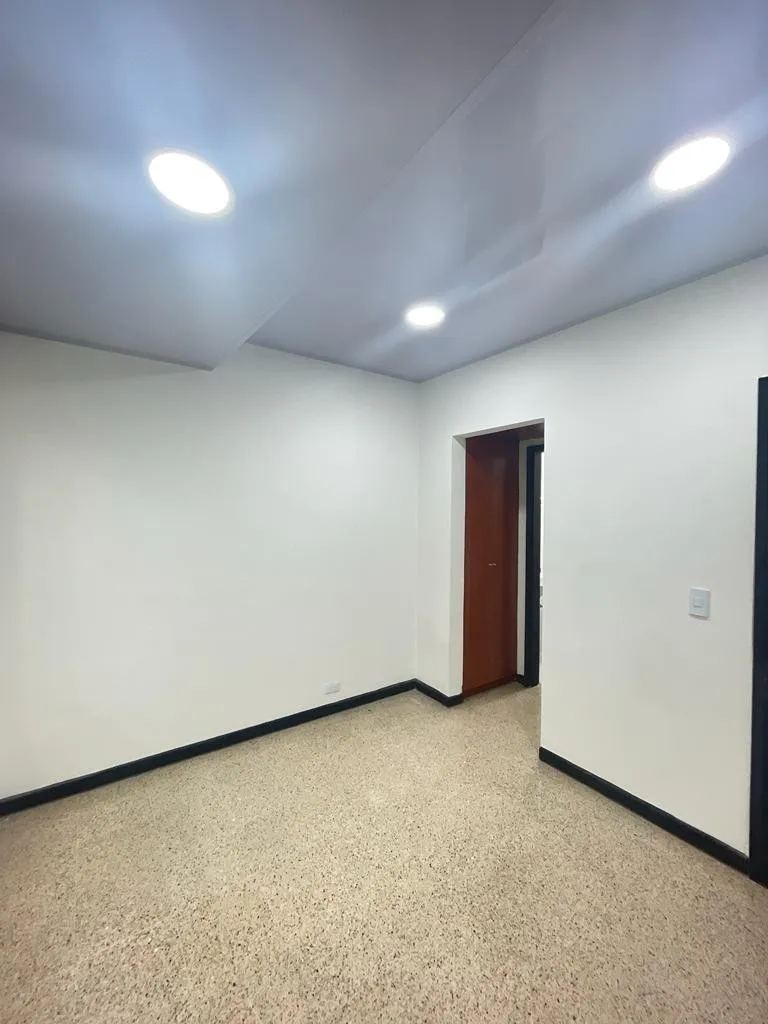 Oficina en venta en La Candelaria, Medellín, 30 m² · foto 4 de 16