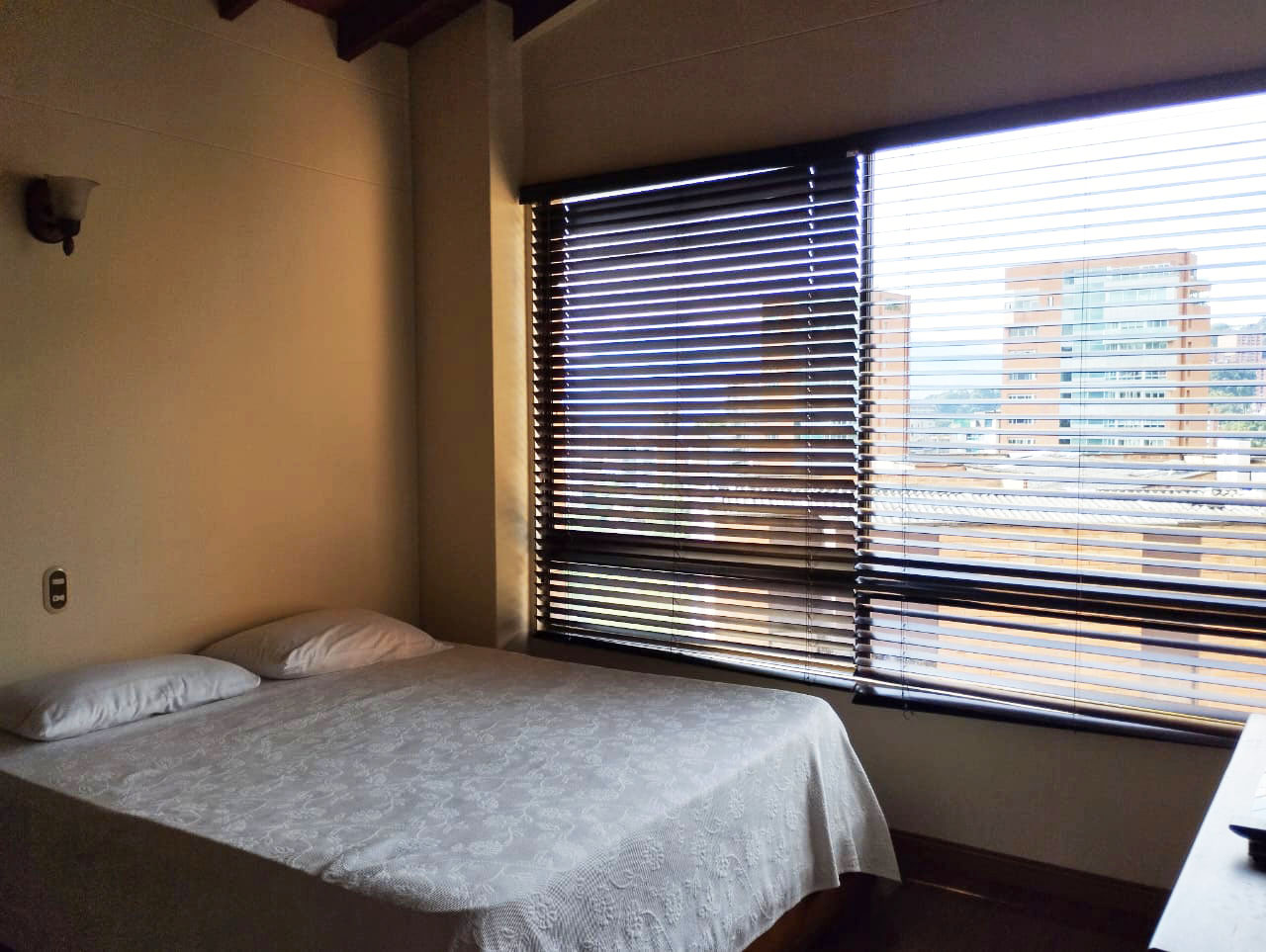 Apartamento de 4 alcobas en arriendo en Las Lomas No.2, Medellín, 254 m² · foto 12 de 16