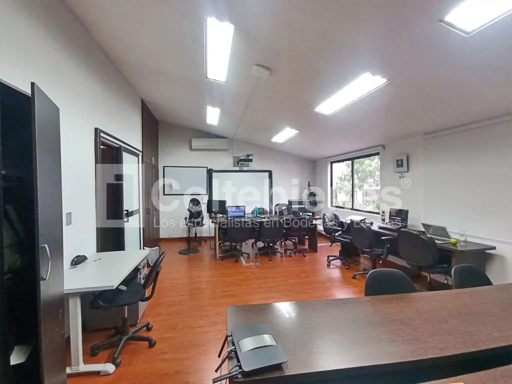 Casa de 7 alcobas en arriendo en El Poblado, Medellín, 420 m² · foto 19 de 21