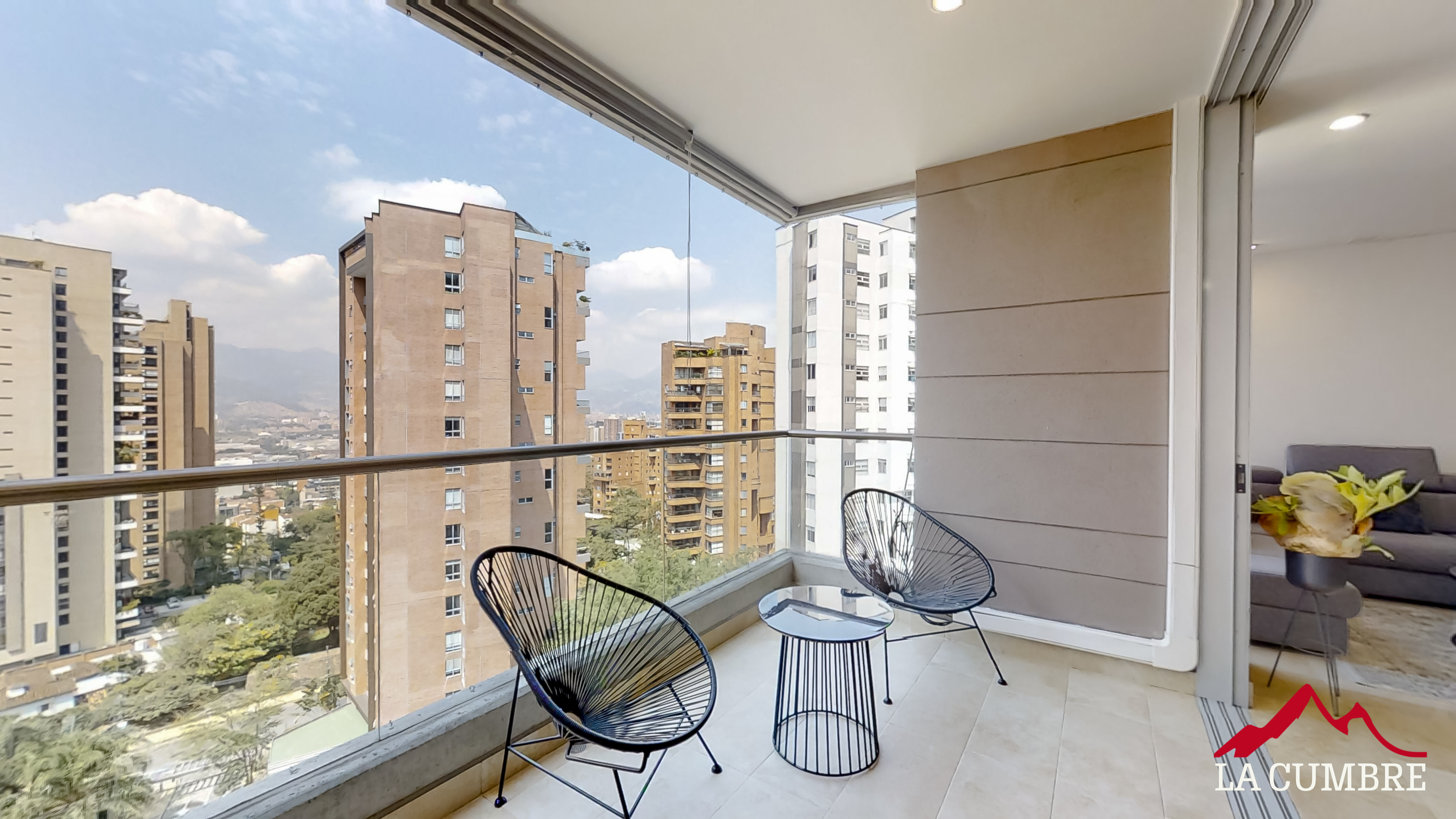 Apartamento en arriendo en Lalinde, Medellín · foto 2 de 16