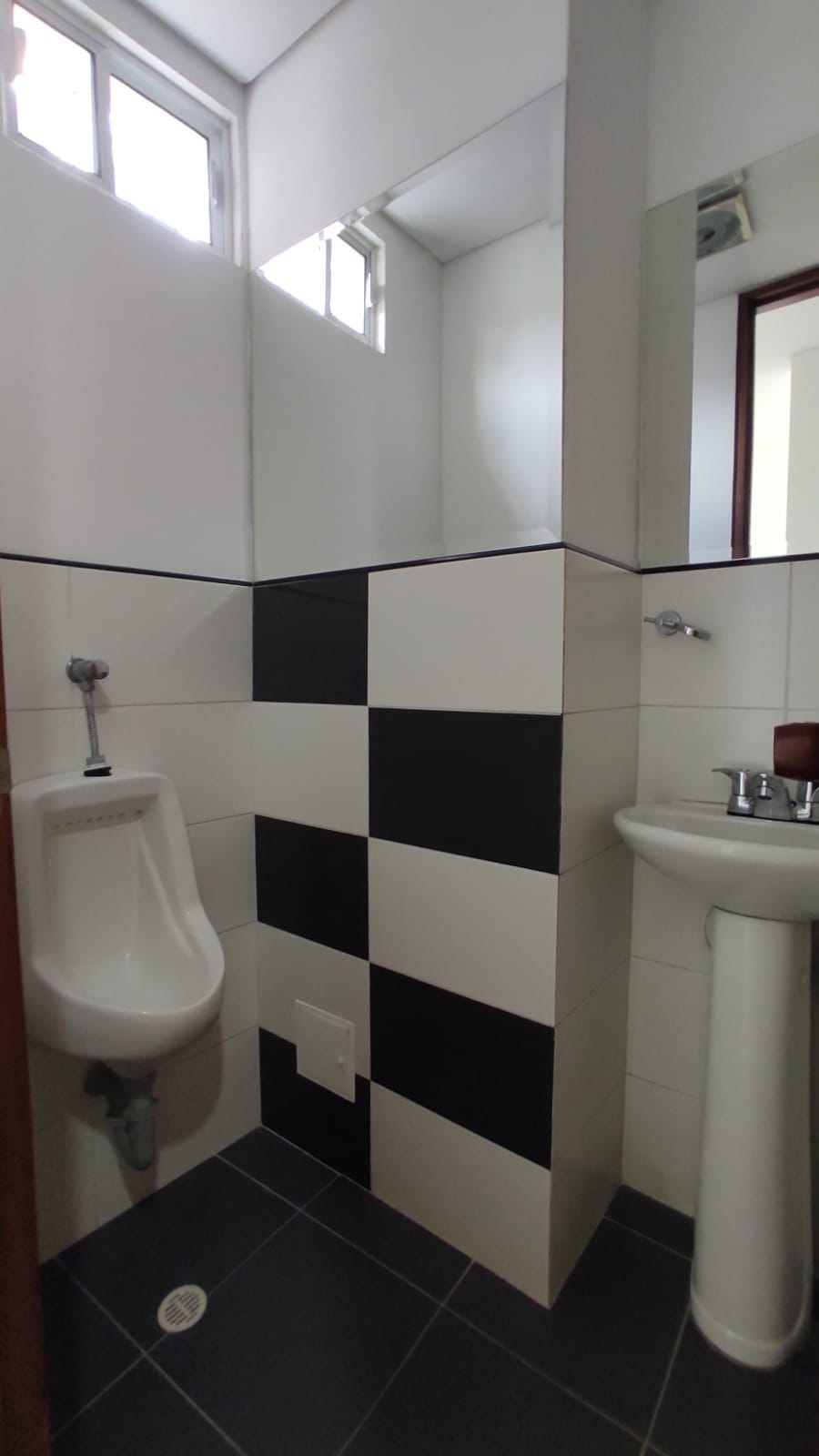 Edificio en arriendo en Los Libertadores, Cali, 1484 m² · foto 15 de 24