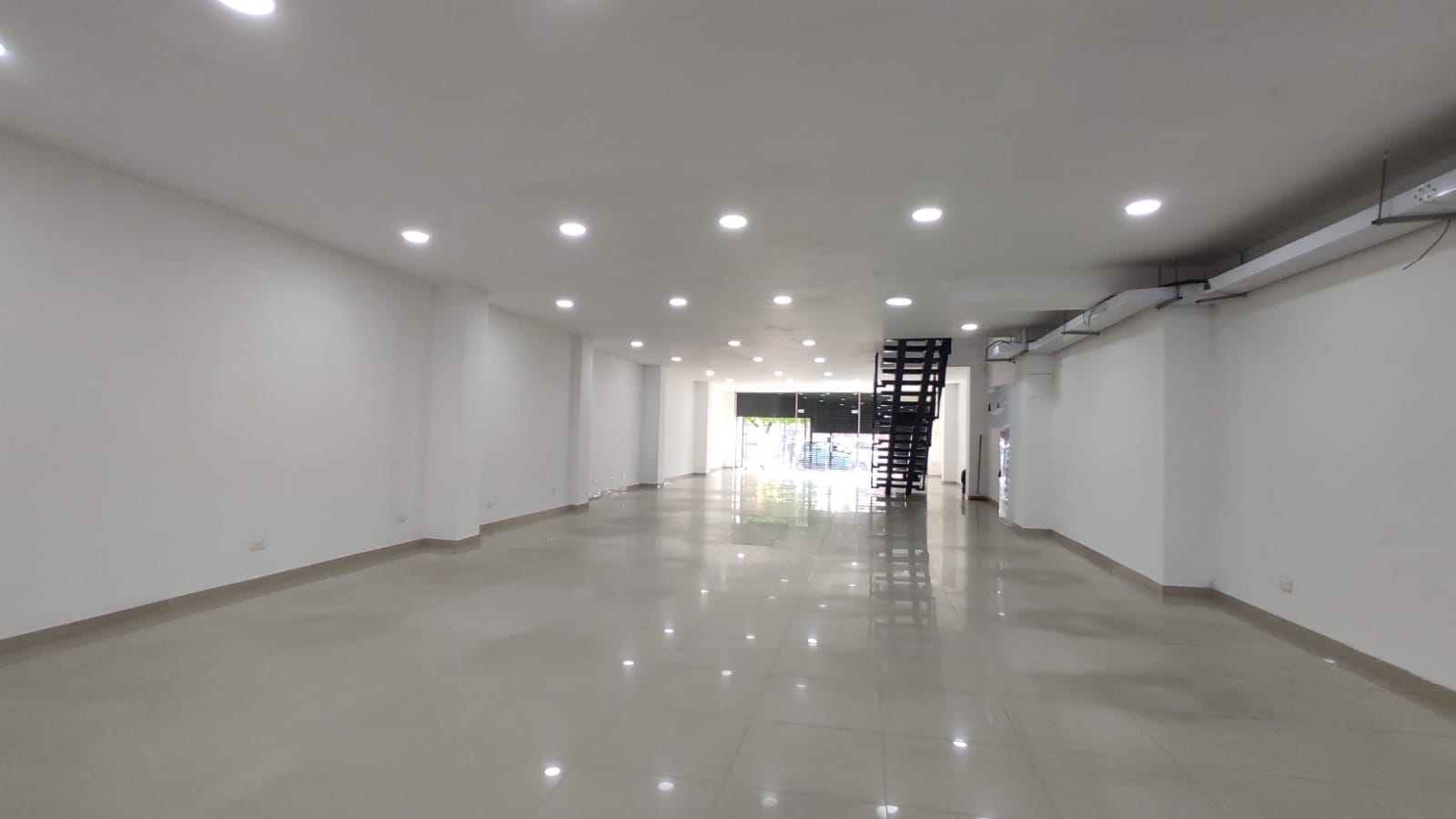 Edificio en arriendo en Los Libertadores, Cali, 1484 m² · foto 3 de 24