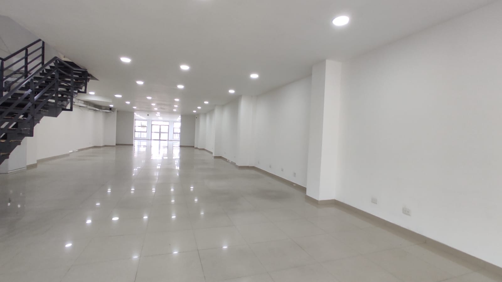Edificio en arriendo en Los Libertadores, Cali, 1484 m² · foto 5 de 24
