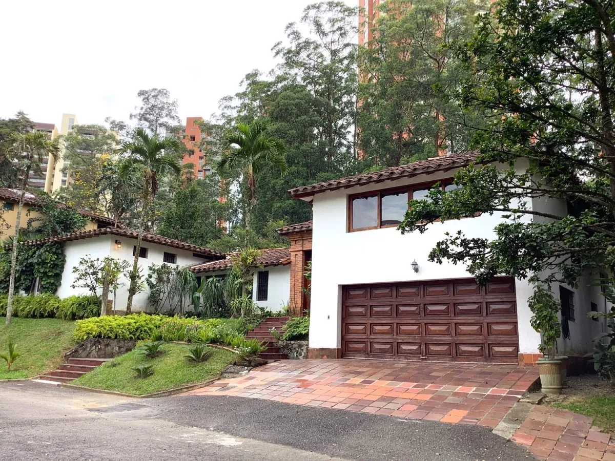 Casa de 4 alcobas en venta en El Poblado, Medellín, 590 m² · foto 2 de 24