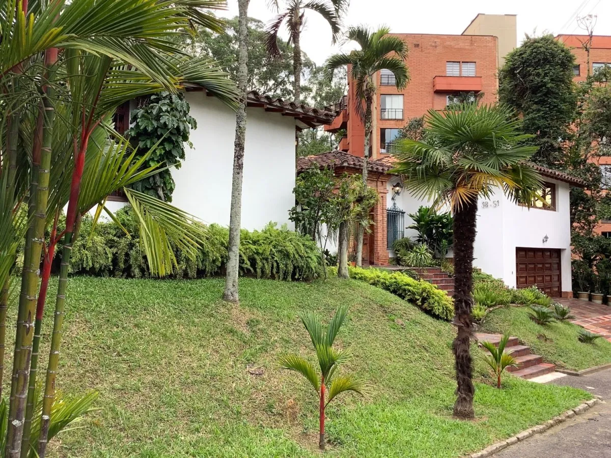 Casa de 4 alcobas en venta en El Poblado, Medellín, 590 m² · foto 3 de 24