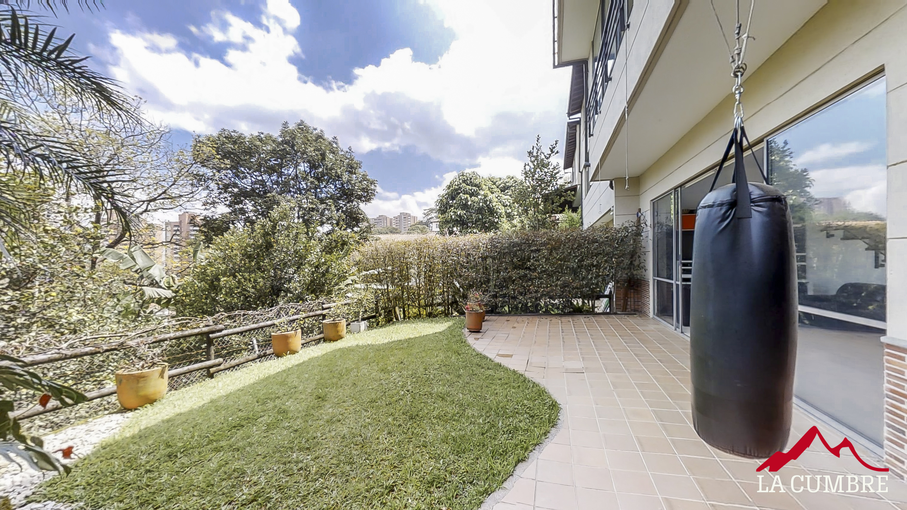 Casa de 4 alcobas en venta en Loma El Atravesado, Envigado, 248 m² · foto 3 de 16