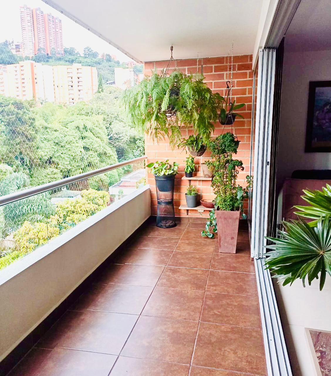 Apartamento de 3 alcobas en venta en Castropol, Medellín, 117 m² · foto 2 de 9
