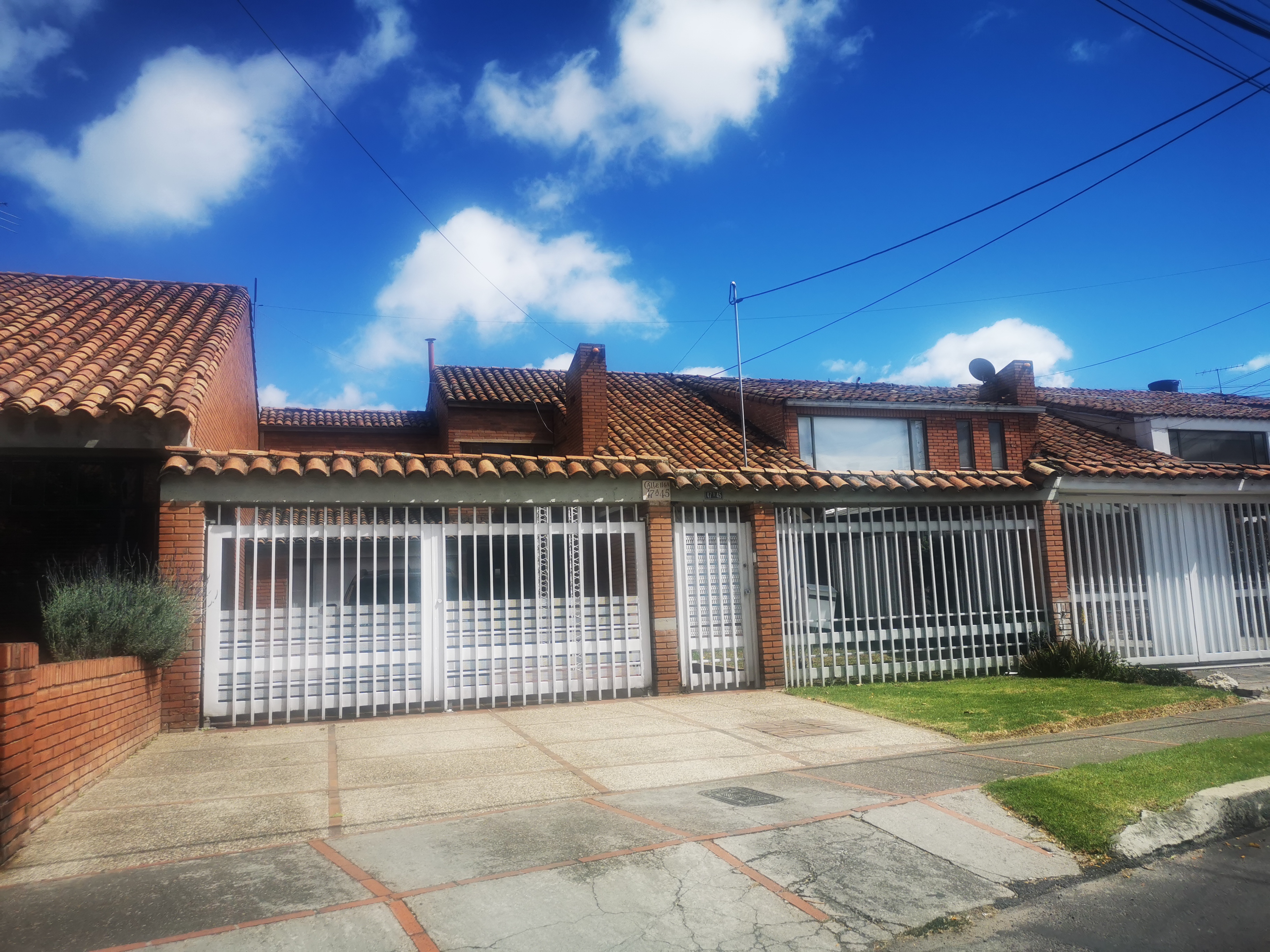 Casa de 4 alcobas en venta en Alhambra, Bogotá, 300 m² · foto 2 de 2