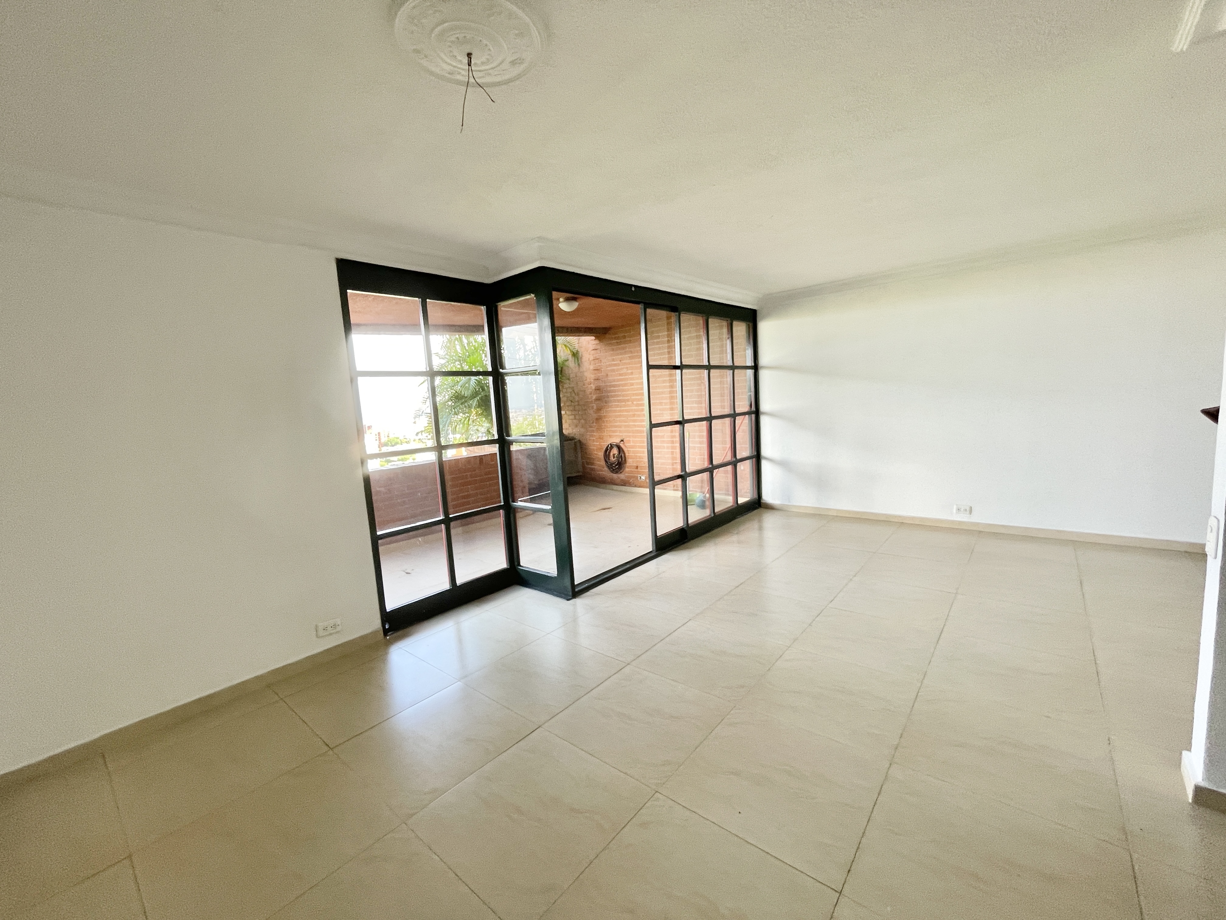 Apartamento de 3 alcobas en venta en Bellavista, Cali, 119 m² · foto 2 de 24