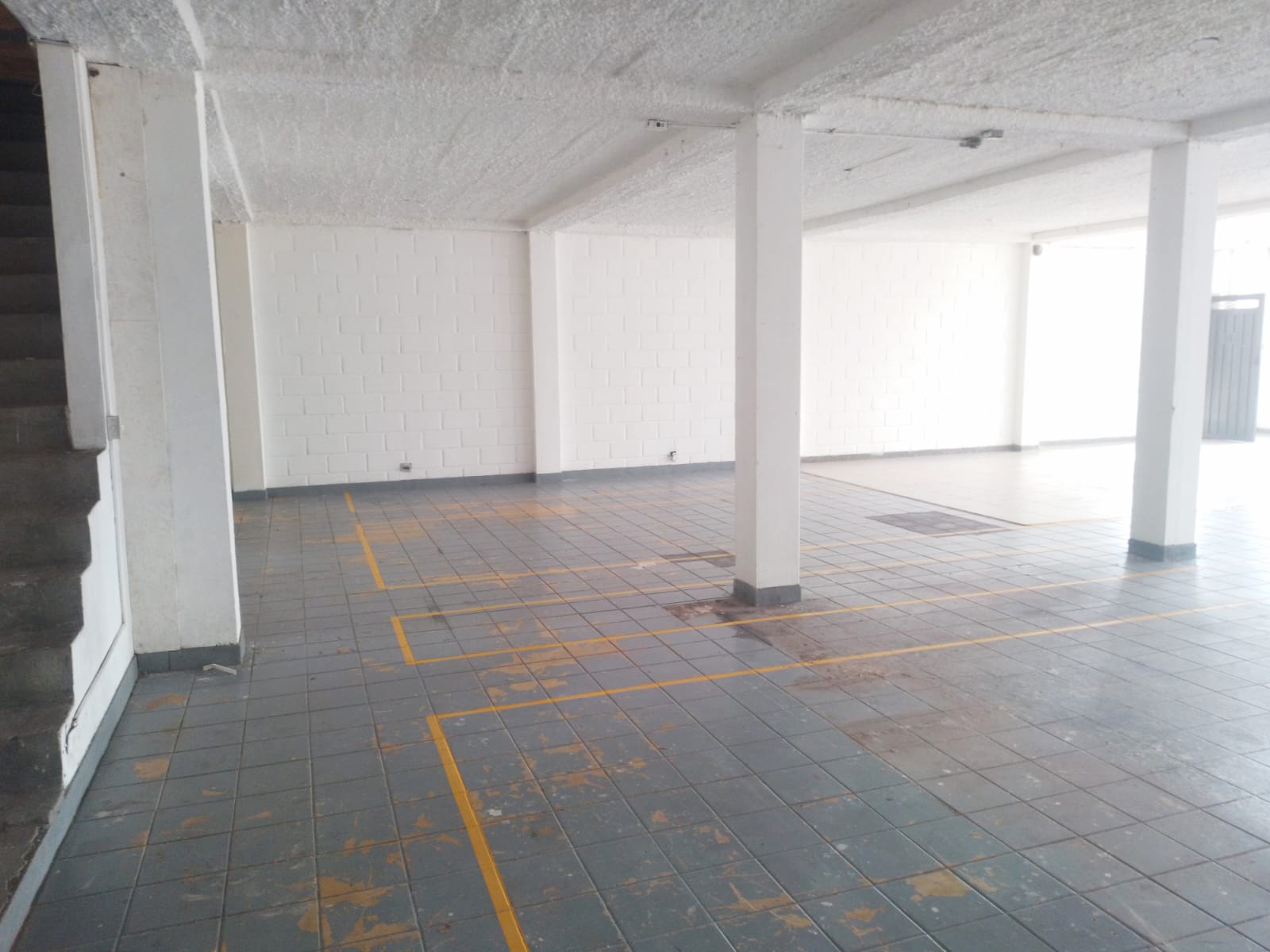 Bodega en arriendo en Cristo Rey, Medellín, 200 m² · foto 2 de 17