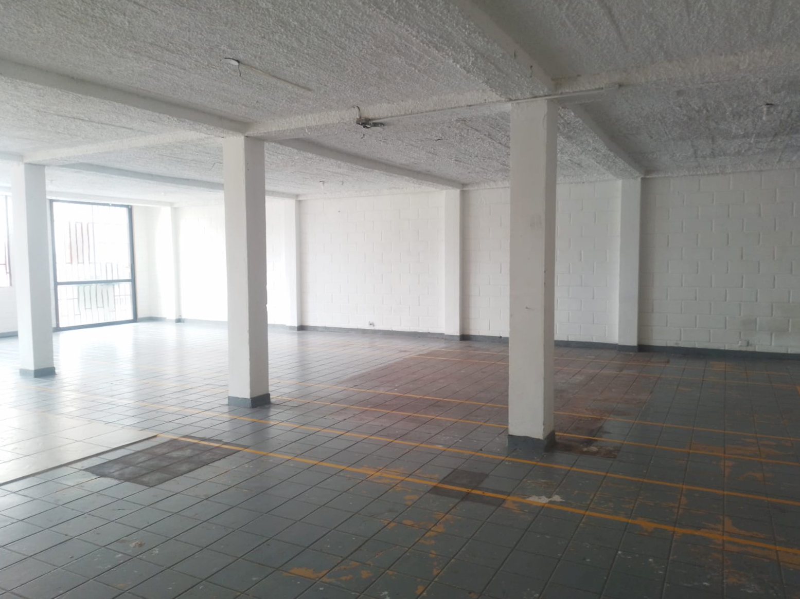 Bodega en arriendo en Cristo Rey, Medellín, 200 m² · foto 6 de 17