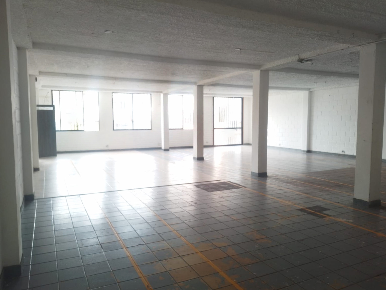 Bodega en arriendo en Cristo Rey, Medellín, 200 m² · foto 8 de 17