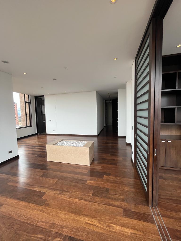 Apartamento de 3 alcobas en venta en La Cabrera, Bogotá, 270 m² · foto 2 de 24