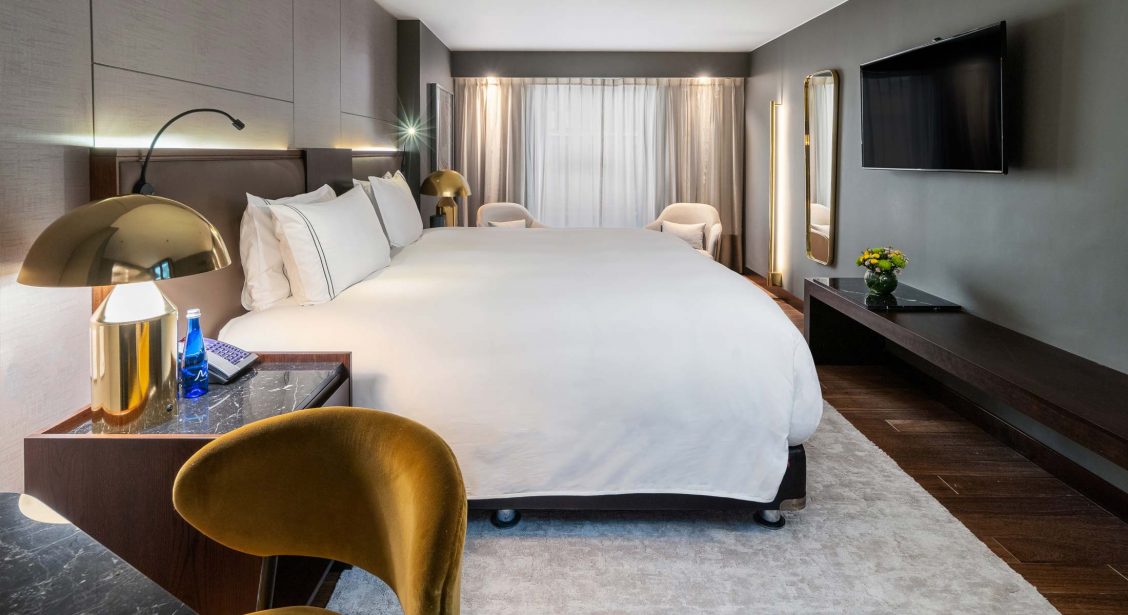 JUNIOR SUITE ROOM with super king size bed