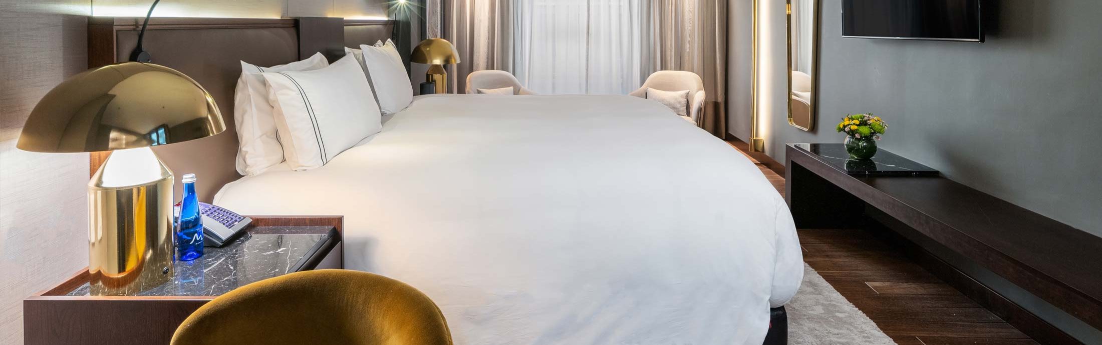 JUNIOR SUITE ROOM with super king size bed