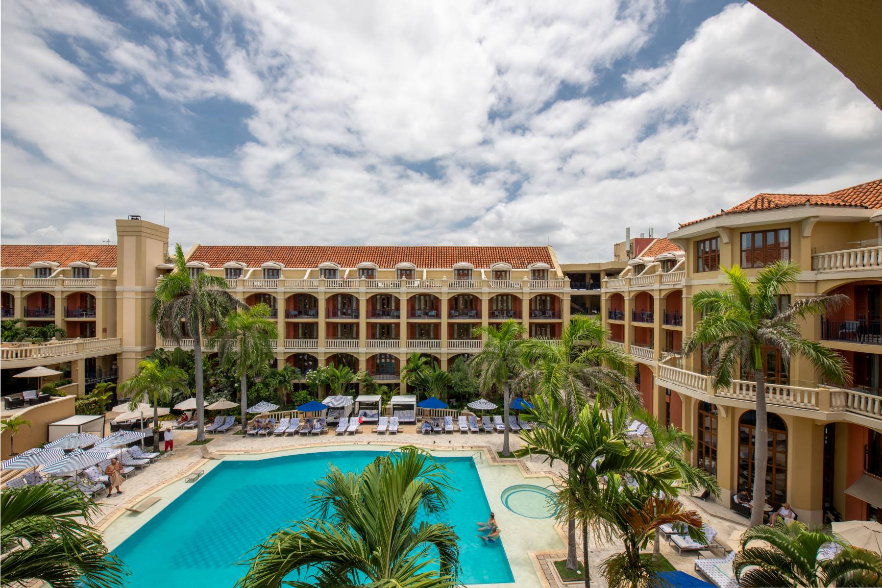 superior-room-king-pool-view