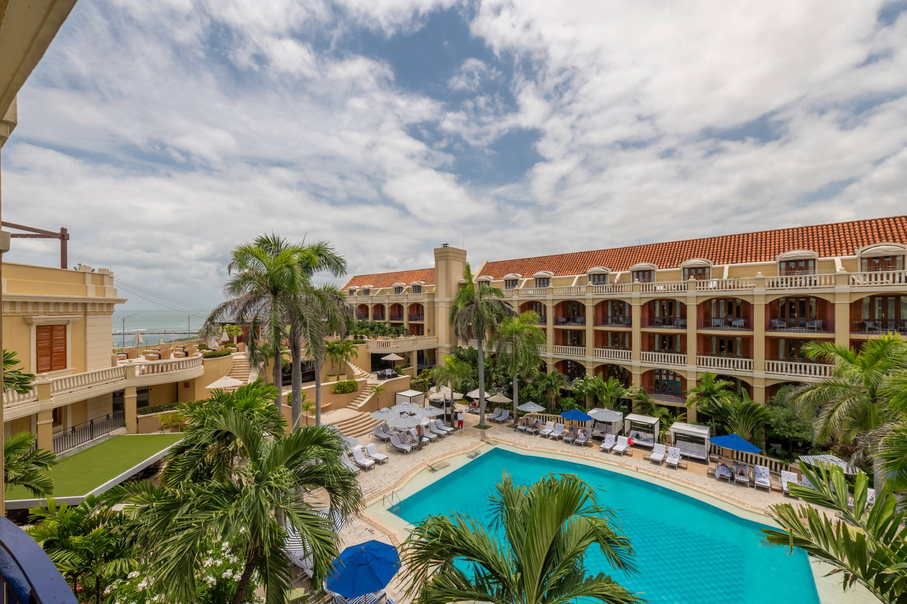 superior-room-king-pool-view