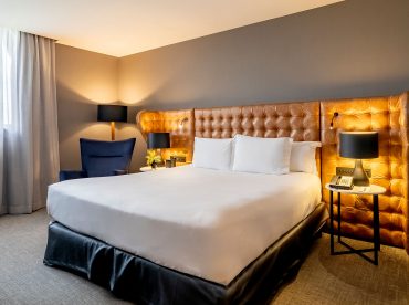 premium-deluxe-room-01-king-size-bed-renovated-smart-tv-42-shower