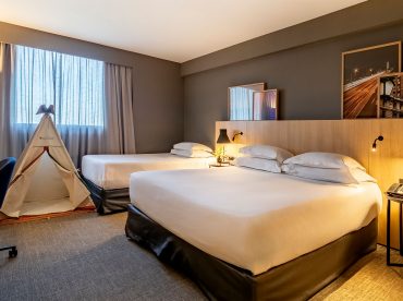 family-room-1-king-size-bed-1-single-bed-renovated-smart-tv-55-bathtub