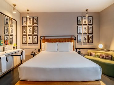 design-executive-room-01-queen-size-bed-renovated-smart-tv-55-or-projector-shower