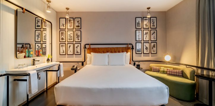 design-executive-room-01-queen-size-bed-renovated-smart-tv-55-or-projector-shower