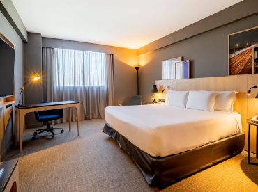 executive-room-with-king-size-bed-42-led-tv-bathtub-and-lounge-access