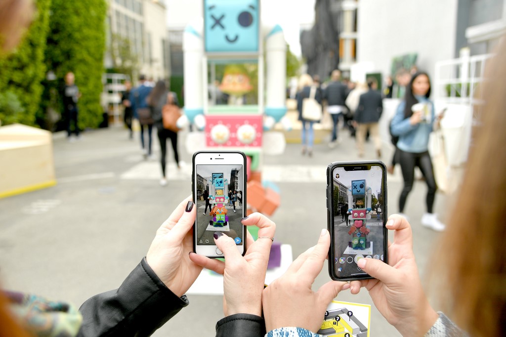 How German Journalists Are Using Snapchat To Teach Teens About The Holocaust Texto Em Ingles Com Audio