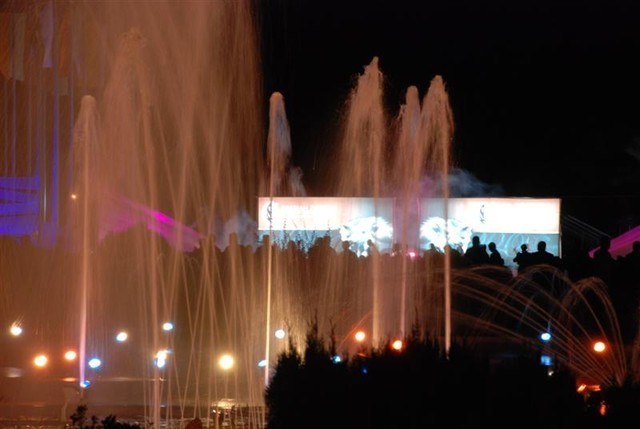 DSC_4325 (Medium).JPG - Night fountain show. 