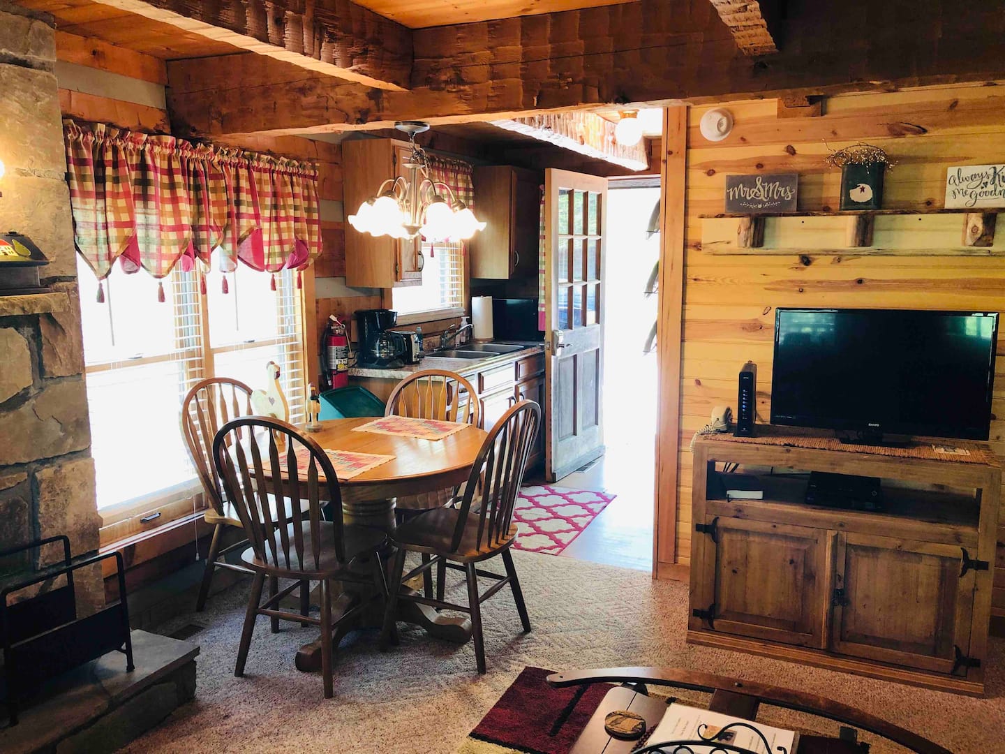 Pigeon Cabin Honeymoon Hideout 1 Bedroom Sleeps 4