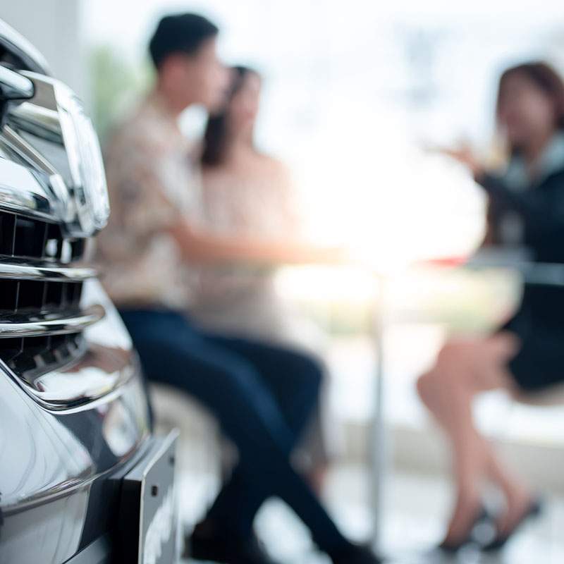couple-buying-car-dealership-img