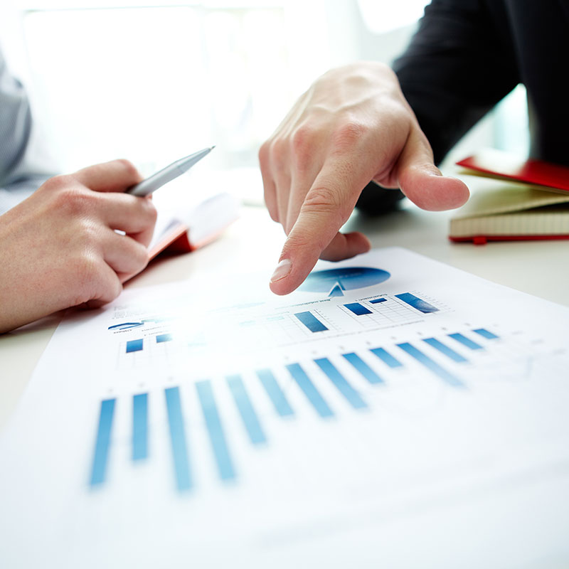 Retail employee using CKE key cutting program